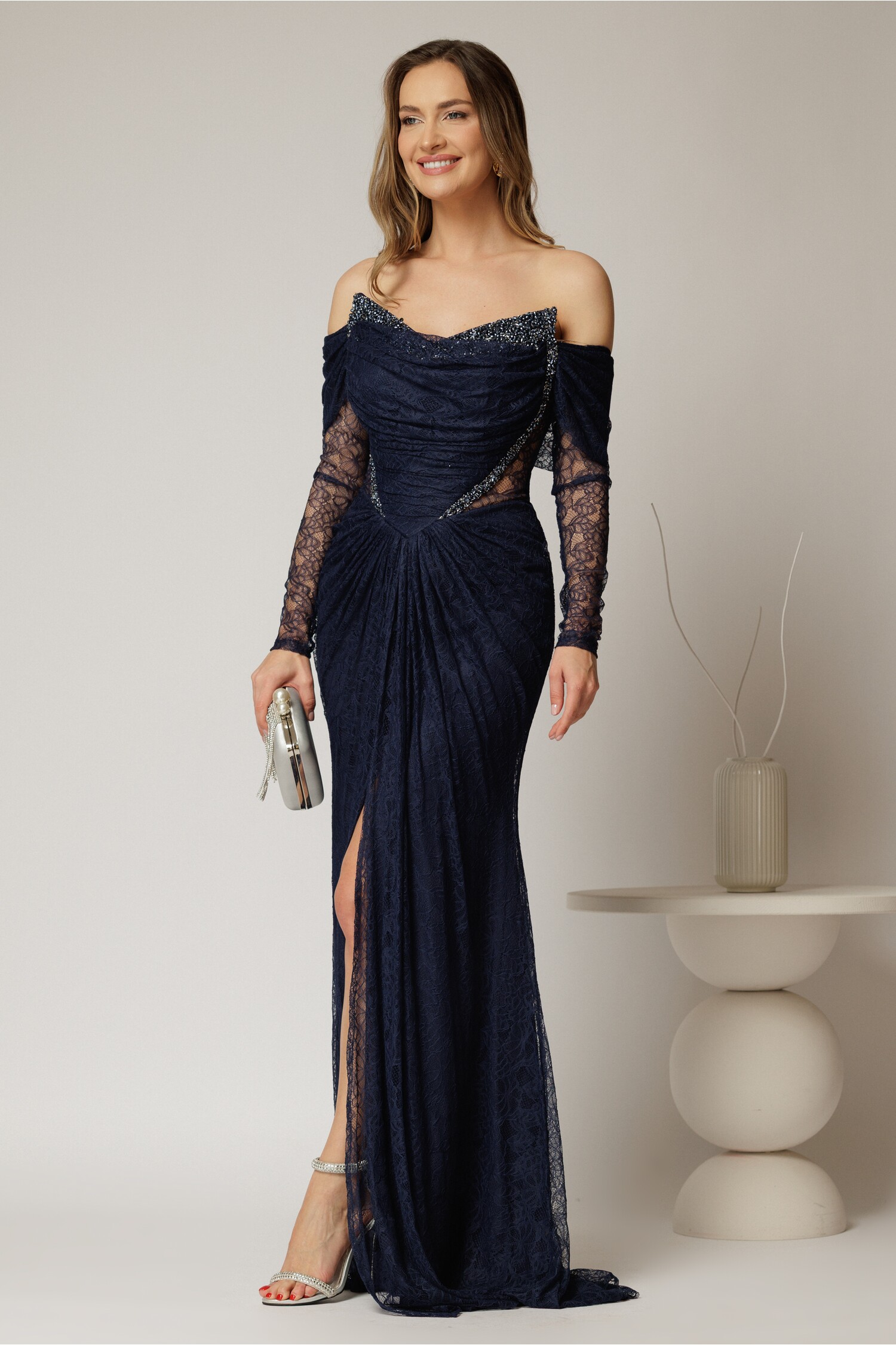 Rochie lunga bleumarin de seara tip sirena din dantela si decolteu accesorizat