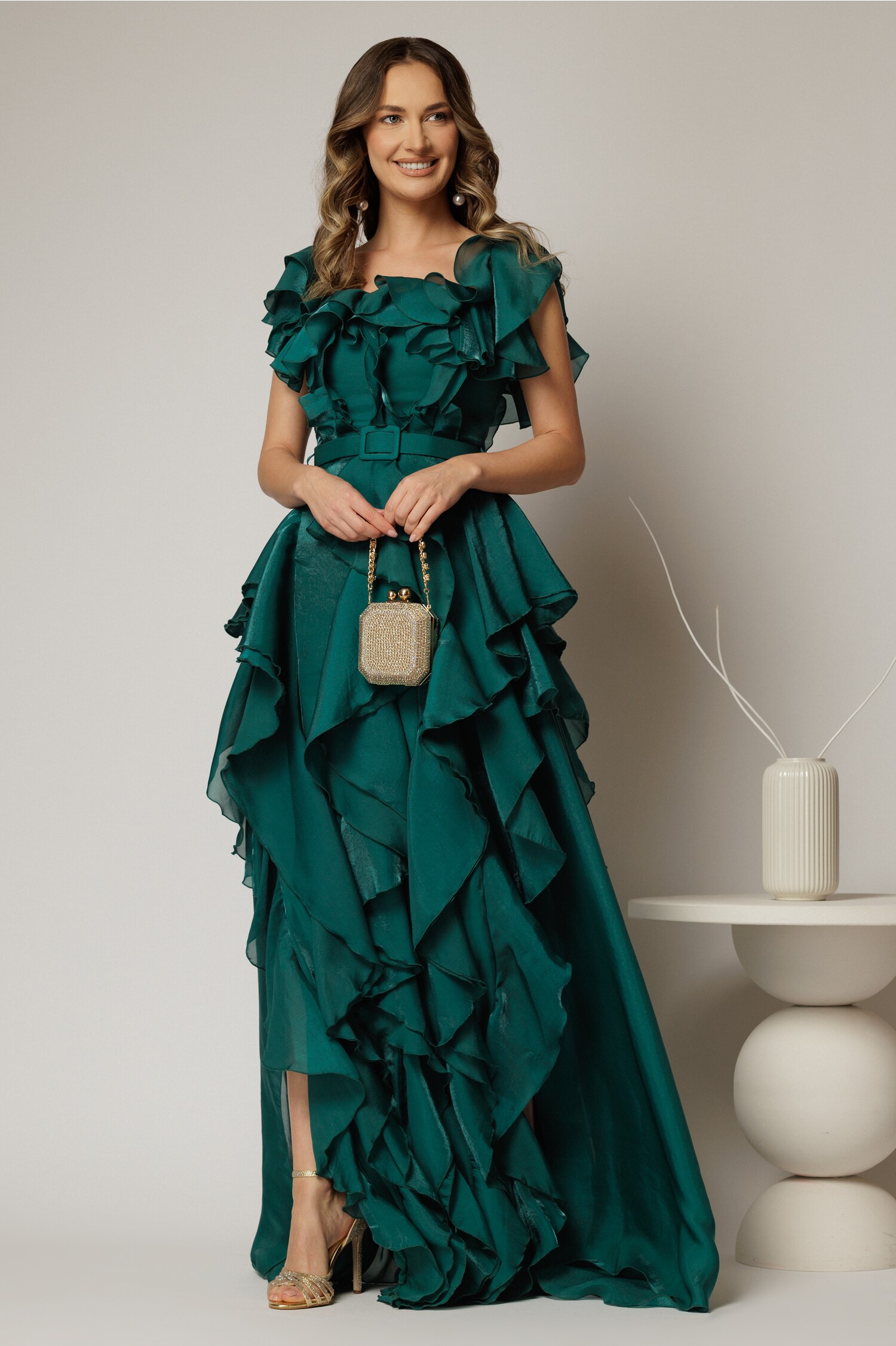 Rochie lunga verde de seara din voal cu volanase