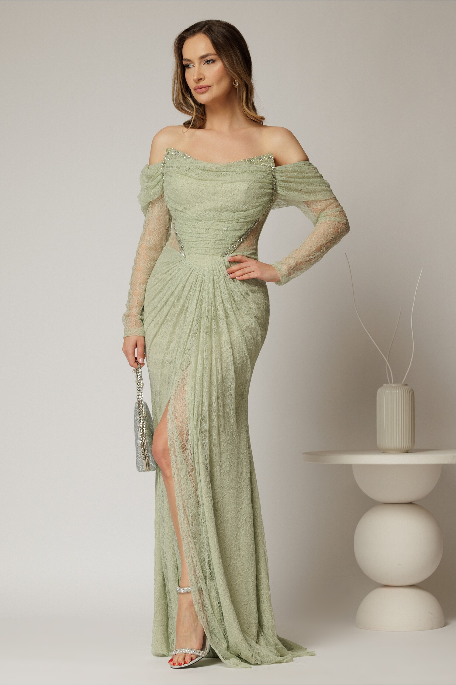 Rochie lunga verde mint de seara tip sirena din dantela si decolteu accesorizat