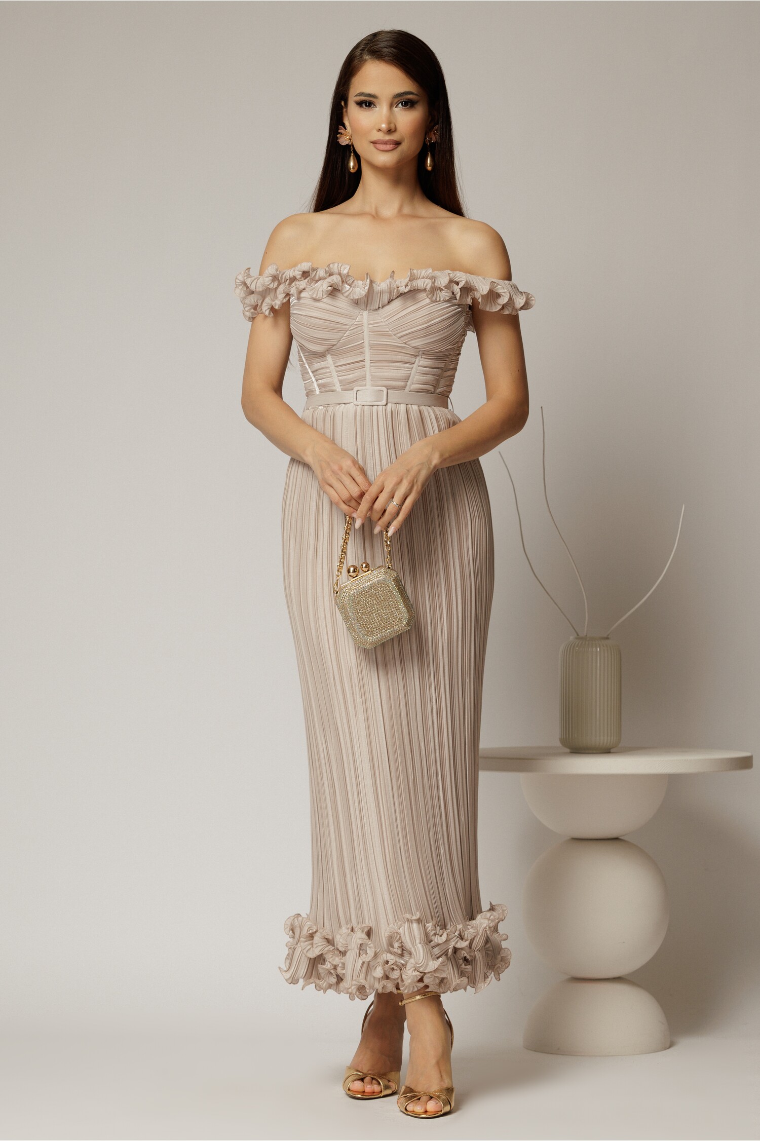 Rochie midi bej de ocazie cu bust tip corset si fusta plisata