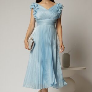 Rochie midi bleu din voal plisat cu decolteu V si volanase la maneci