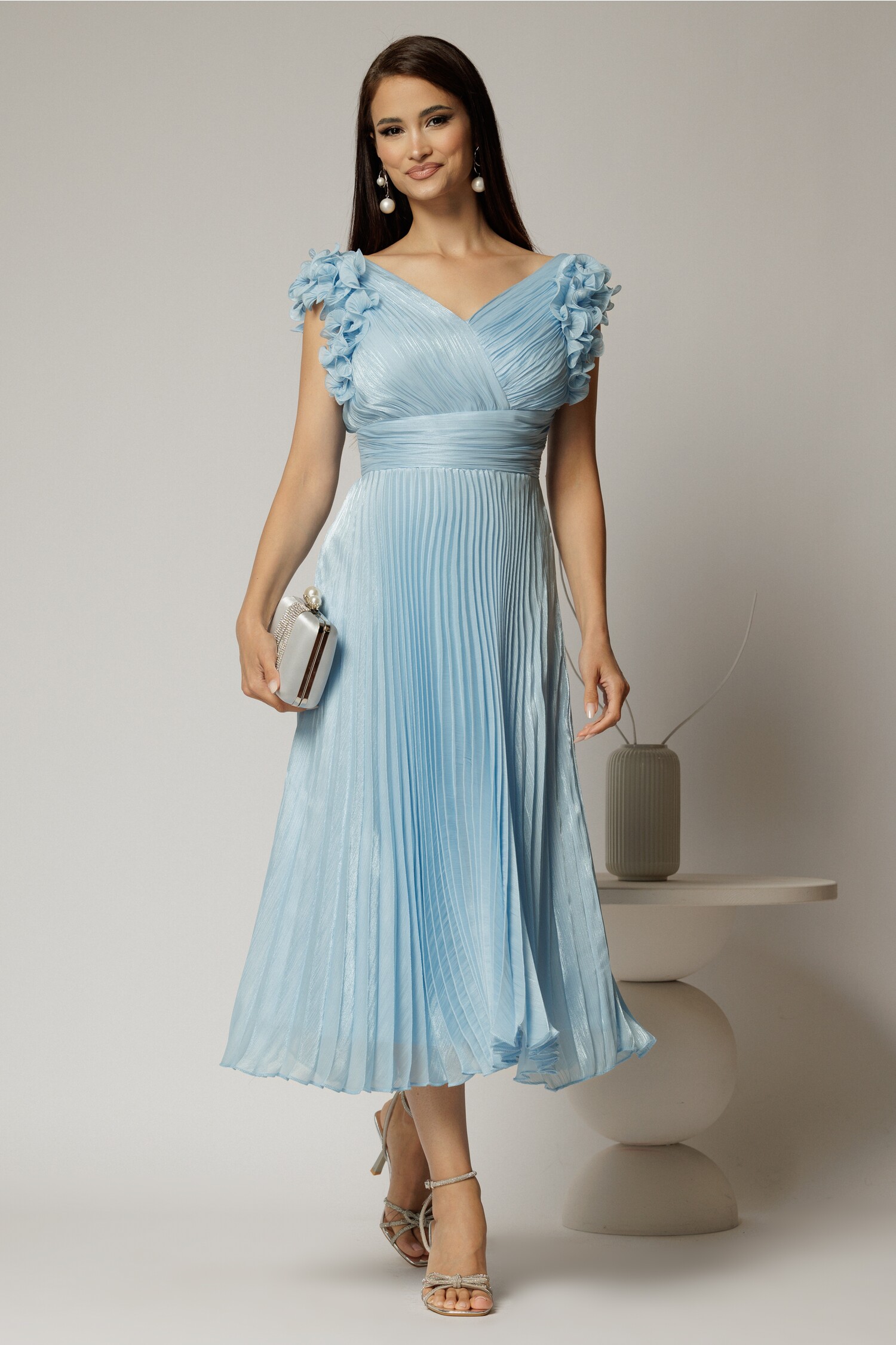 Rochie midi bleu din voal plisat cu decolteu V si volanase la maneci