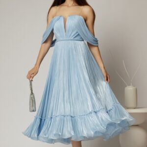 Rochie midi bleu in clos din voal satinat cu aplicatii cazute pe umeri