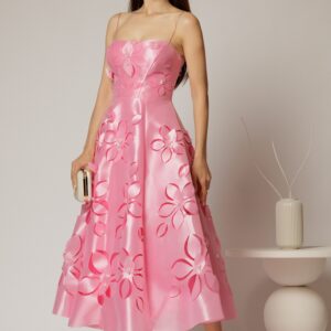 Rochie midi fucsia de ocazie cu decupaje florale si perle
