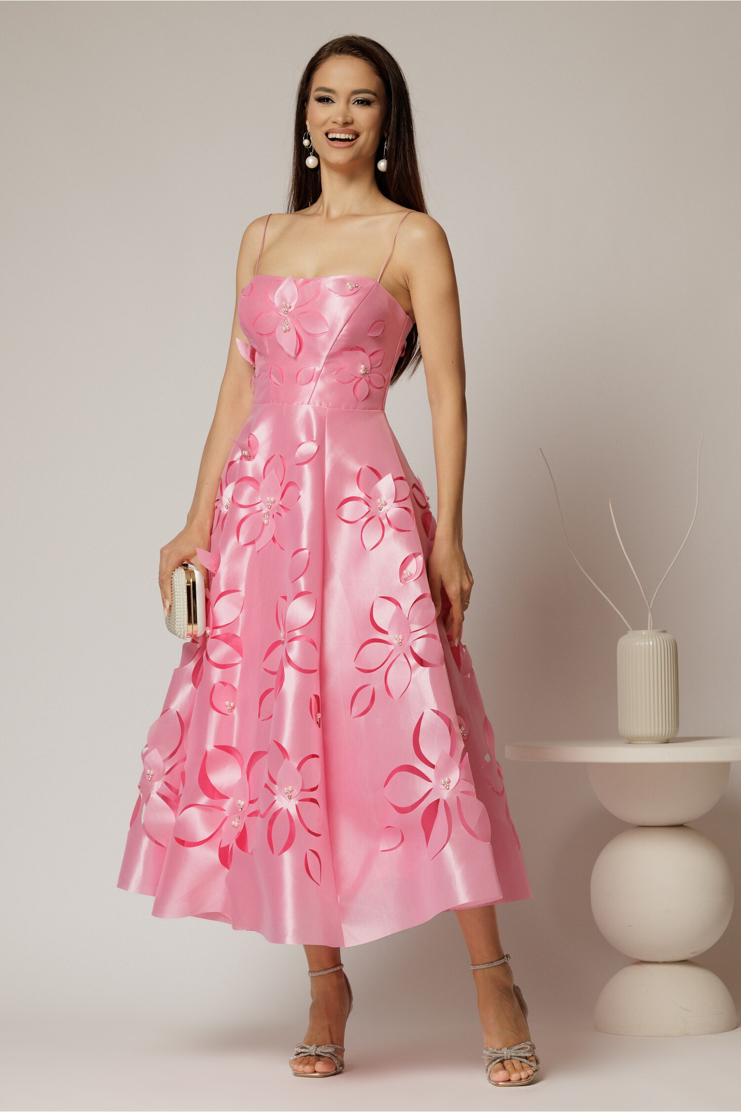 Rochie midi fucsia de ocazie cu decupaje florale si perle