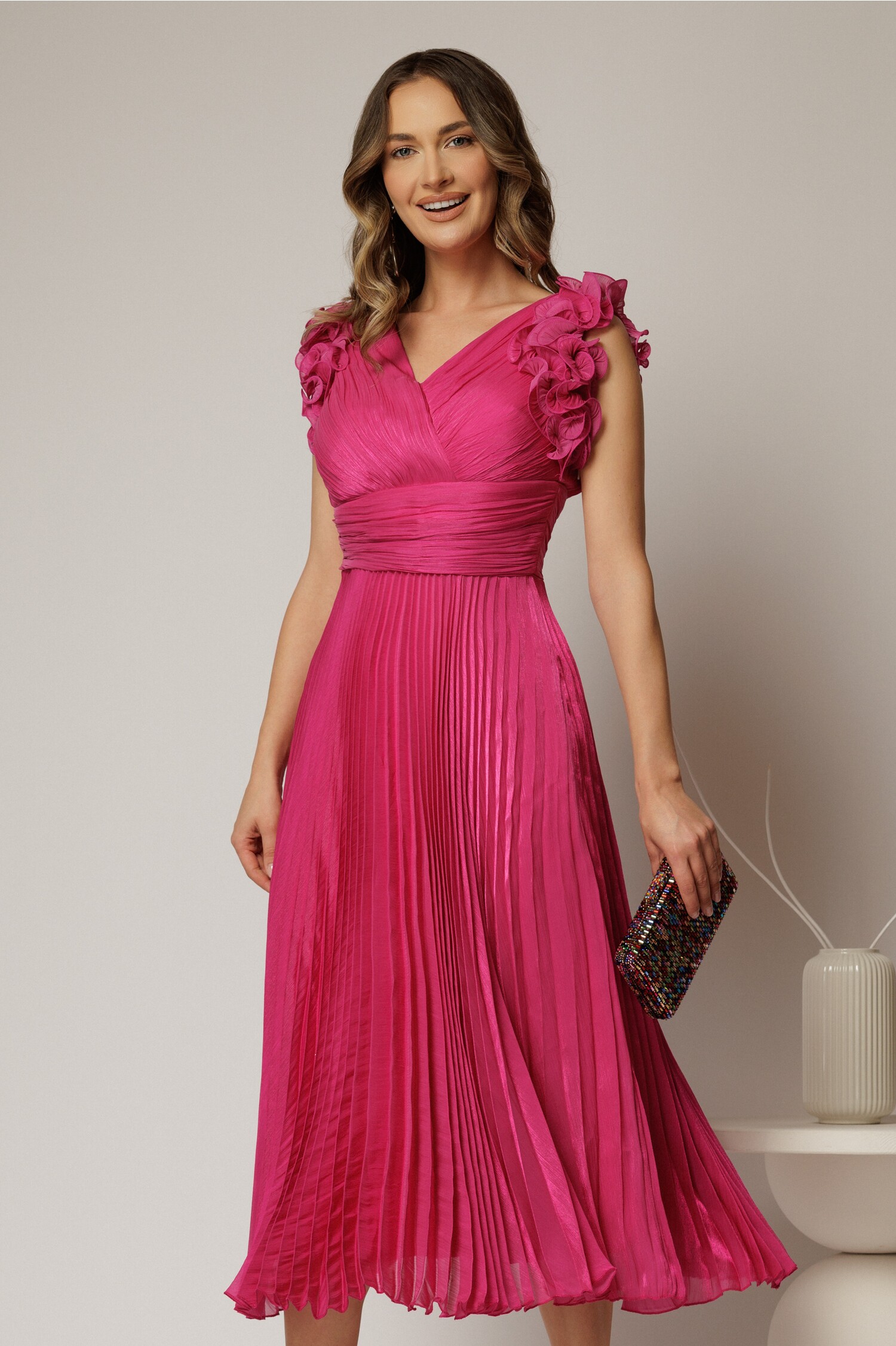 Rochie midi fucsia din voal plisat cu decolteu V si volanase la maneci