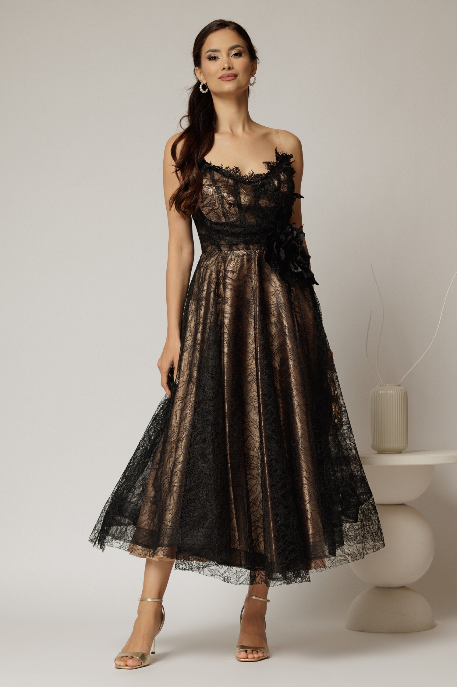 Rochie midi neagra de ocazie din dantela cu brose detasabile in talie