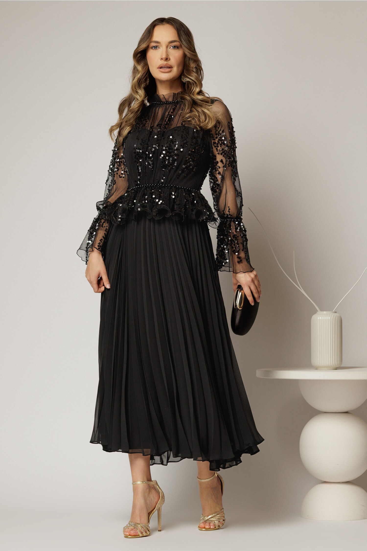 Rochie midi neagra de seara din voal plisat cu perle si paiete