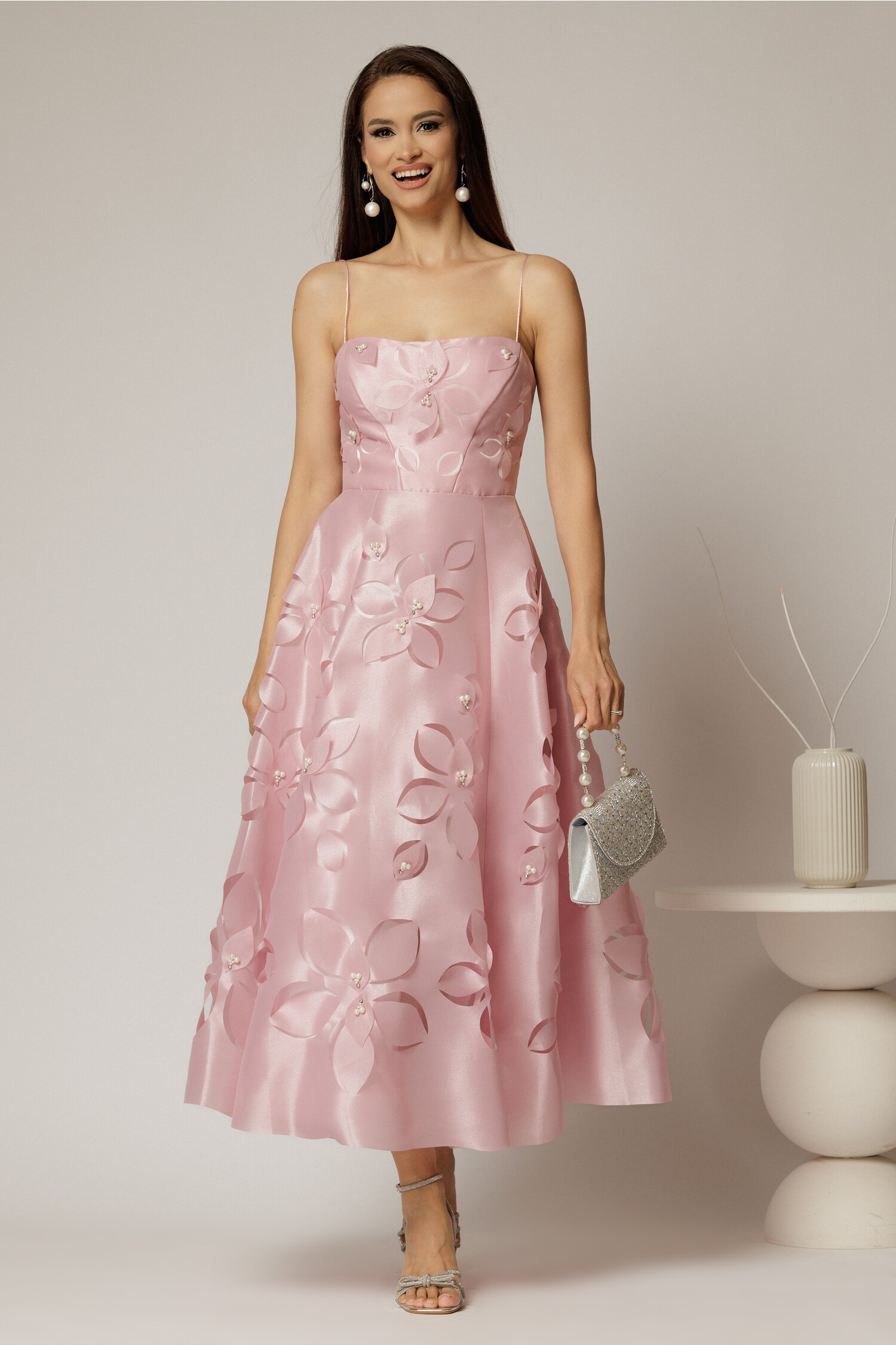 Rochie midi roz de ocazie cu decupaje florale si perle