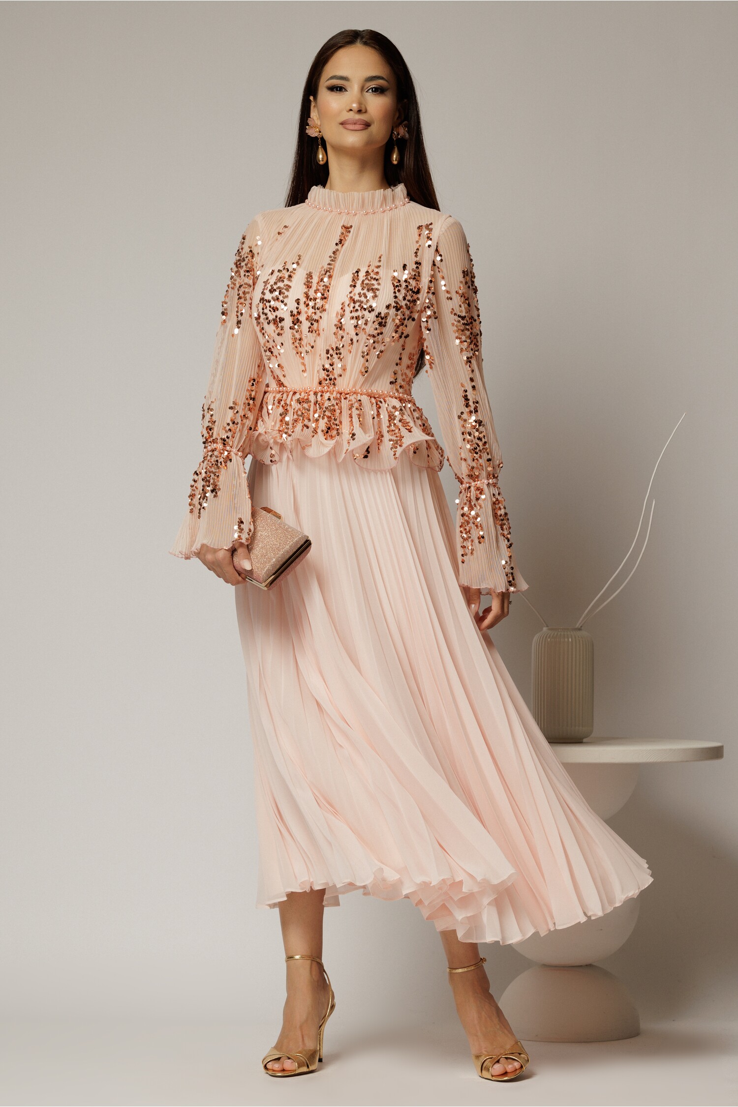 Rochie midi roz de seara din voal plisat cu perle si paiete