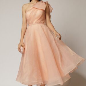 Rochie midi roz somon din organza cu pietre strass si funda ampla pe umar