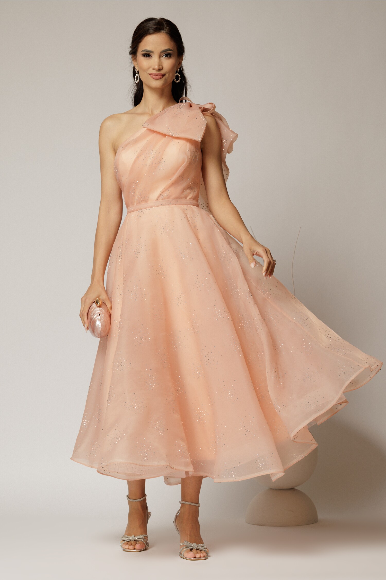 Rochie midi roz somon din organza cu pietre strass si funda ampla pe umar