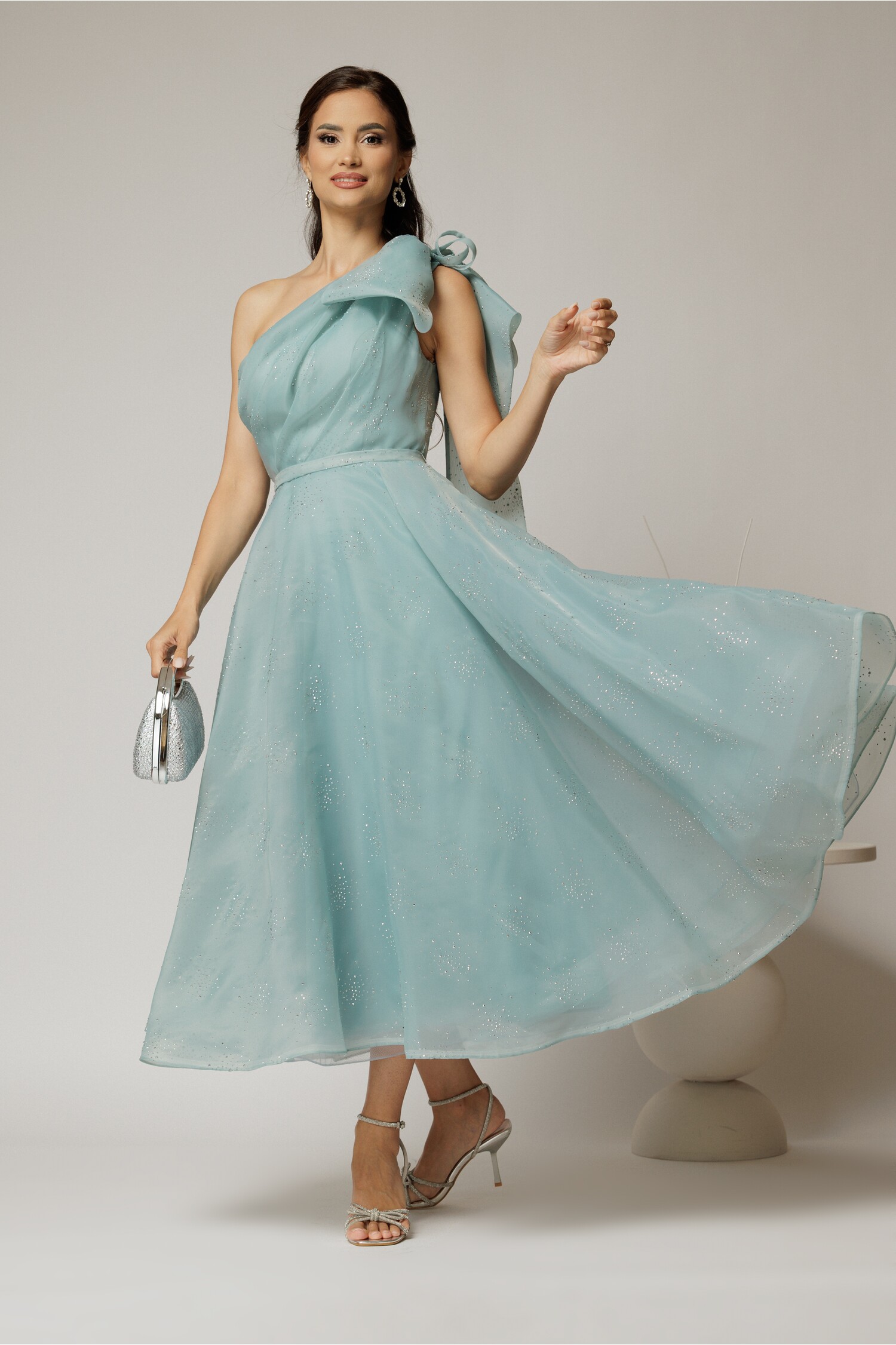 Rochie midi turcoaz din organza cu pietre strass si funda ampla pe umar