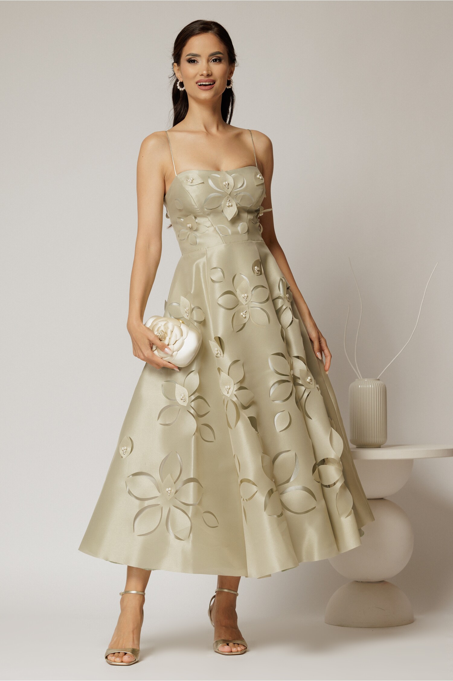 Rochie midi verde fistic de ocazie cu decupaje florale si perle