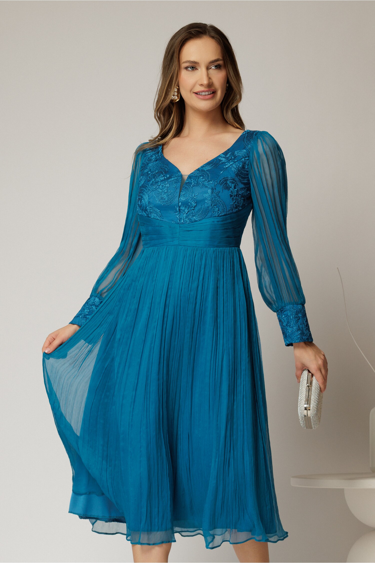 Rochie turcoaz de seara din matase naturala cu broderie la bust